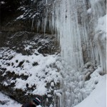 Überall an den Felswänden im Eistobel hängt das Eis. Foto:(c) Kinderoutdoor.de