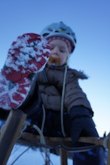 Wintersport in der Rhön ist pure Abwechslung: Schlittenfahren, Schneeschuhwandern und Rodeln.  foto (c) kinderoutdoor.de