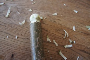 Wir schnitzen eine Kerbe und so entsteht der Bommel von der Zwergenmütze.  foto (c) kinderoutdoor.de