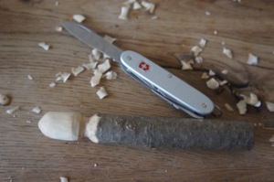Nun das Holz vom Honiglöffel einkerben.  Foto (c) kinderoutdoor.de