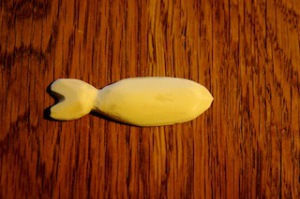 Nun den Fischschwanz einkerben. Diesen Teil schnitzen wir mit der kleinen Klinge vom Taschenmesser. Foto (c) kinderoutdoor.de