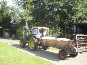 Traktor fahren gehört zum Urlaub auf dem Bauernhof, wie eine gute Packliste! Foto (c) kinderoutdoor.de