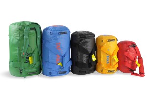 Selbst wenn die Packer am Gepäckband wie Wrestler gebaut sind und so mit den Koffern umgehen: Die Tatonka Barrel Taschen sind nur schwer klein zu kriegen.  Foto (c) Tatonka
