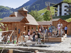 Typischer Familienurlaub in Graubünden? Im Reka Feriendorf Disentis, steht alles im Zeichen des Goldes. Gold wert ist auch der tolle Abenteuerspielplatz.  Copyright: Schweizer Reisekasse (Reka)