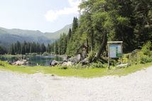 So stellen sich Kinder einen Bergsee vor: Der Obernberger See im Wipptal lohnt sich als Ziel für die Familie. Foto (c) Tirol Werbung