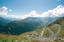 Einmal auf dem höchsten Straßenübergang Österreichs stehen oder noch schlimmer: Hochradeln! Das Timmelsjoch ist ein beeindruckendes Bauwerk.  Foto ©Timmelsjoch Hochalpenstraßen-AG