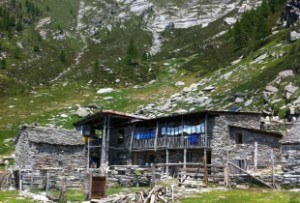 Ein uralter Steintreppenweg führt hinauf zur Alpe Nimi im Maggiatal.  Foto (c) Ticino Turismo 
