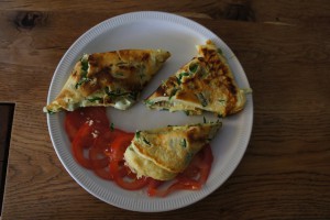 Spitzwegerich Omelett: Kinderleicht und schnell zubereitet.  Foto (c) kinderoutdoor.de
