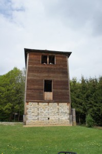 Bei einer Limeswanderung ist der nachgebaute Wachturm eine Höhepunkt für die Kinder.  Foto (c) kinderoutdoor.de