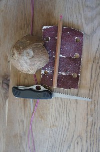Aus dieser Kokosnuss entsteht ein toller Herzanhänger.  Foto (c) kinderoutdoor.de