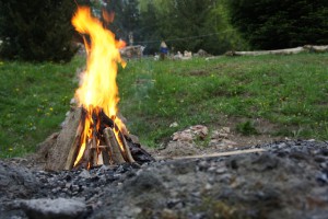 Wenn das Feuer runtergebrannt ist, kommt der Teig für das Fladenbrot in die heiße Asche. Eine Aktion bei der die Kinder begeistert dabei sind. Foto (c) kinderoutdoor.de