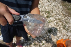 Für unseren Wasserfilter schneiden die Kinder erst einmal den Flaschenboden weg.  Foto (c) kinderoutdoor.de
