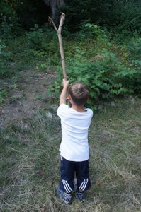 Für das Kinderzelt rammen wir die Stangen kräftig in den Boden.  Foto (c) kinderoutdoor.de