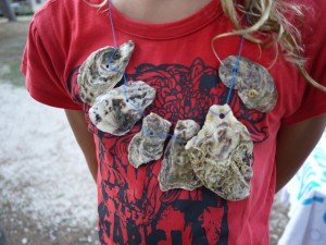 So sieht die Muschelkette aus, welche die Kinder gebasteltet haben. Foto (c) kinderoutdoor.de