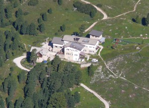 Die Regensburger Hütte in den Dolomiten ist ein lohnendes Ziel für Familien.  Foto (c) wikipedia, Llorenzi Lizenz: Creative Commons by-sa 3.0 de