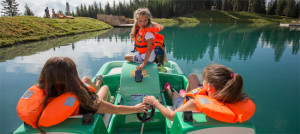 Wer beim Geo Caching mit den Kindern den Schatz vom Högsee entdecken will, muss Tretboot fahren! Foto (c)  Fotoquelle Andreas Kirschner Fiss  Serfaus-Fiss-Ladis