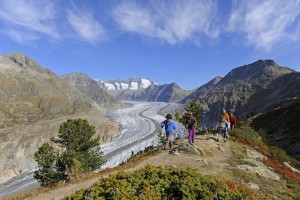 Auf dem Aletschgletscher mit den Kindern wandern. Dabei kommen die Kleinen und die Erwachsenen ins Grübeln, denn der Gletscher taut aub. Foto (c) altesch arena.ch