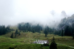 Am Salewa Trailrunningschuh und dem Wetter lag es weniger. Auf dem Weg hinauf zur Schlechtenbergalm an der Kampenwand. Foto (c) kinderoutdoor.de