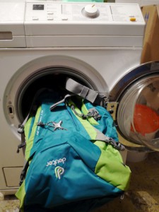 Rucksack reingen ist wichtig und richtig, aber nicht in der Waschmaschine. Foto (c) kinderoutdoor.de