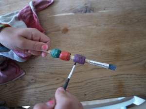 Kinder basteln einen Armreif: Nun malen wir die Perlen an.  Foto (c) kinderoutdoor.de