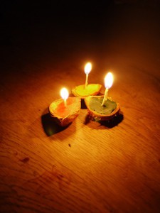 So sehen unsere Kastanienschalen Kerzen aus. Foto (c) kinderoutdoor.de