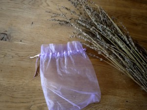 Das braucht Ihr um ein Lavendelsäckchen zu basteln.  foto (c) kinderoutdoor.de