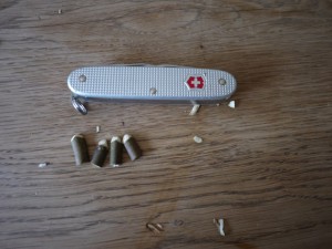 Wir schnitzen mit dem Taschenmesser die Enden vom Holz rund ab. foto (c) kinderoutdoor.de