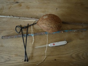 Um ein Vogelhäuschen aus der Kokosnuss selber zu bauen, braucht Ihr dieses Material und Werkzeug. Foto (c) kinderoutdoor.de