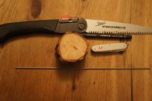 Werken mit dem Taschenmesser. Wenn Ihr keine Baum- oder Astscheibe habt, benötigt Ihr noch eine Säge.  Foto (c) kinderoutdoor.de