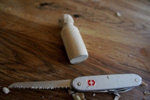Säg ich doch! Werken mit dem Taschenmesser ist ganz einfach, denn das Taschenmesser hat auch eine Säge dabei. foto (c) kinderoutdoor.de