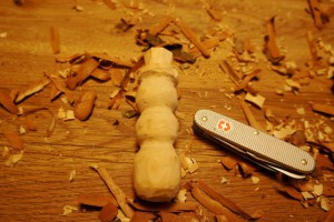 Alle die motiviert sind schnitzen mit dem Taschenmesser unserem Schneemann einen Zylinder. foto (c) kinderoutdoor.de