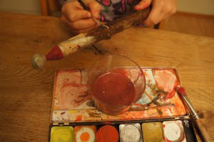 Werken mit Kinder: Nun bekommt der Nikolaus Farbe.  Foto (c) kinderoutdoor.de