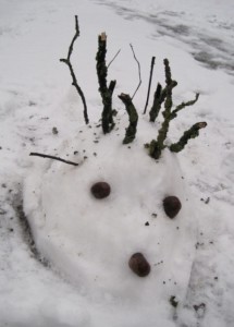 Spiele im Schnee: Ohne viel Aufwand baut Ihr mit den Kindern einen Schnee-Igel.  Foto (c) kinderoutdoor.de