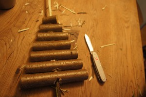 Werken mit dem Taschenmesser: Unser Weihnachtsbaum ist so gut wie fertig. Foto (c) kinderoutdoor.de