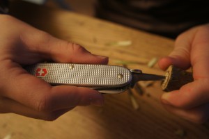 Werken mit dem Taschenmesser: Nun entfernen wir das Mark vom Hollunder.  foto (c) kinderoutdoor.de