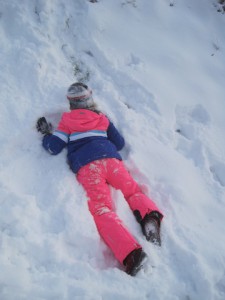 Schnitzeljagd im Schnee: Warme und wasserdichte Kleidung ist extrem wichtig.  Foto (c) kinderoutdoor.de