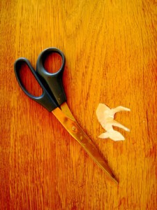 Werken mit dem Taschenmesser: Bevor wir schnitzen, stellen wir eine Schablone vom Rehkitz her.  Foto (c) kinderoutdoor.de