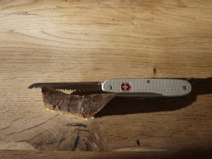 Schnitzen mit dem Taschenmesser. Die Säge vom Schweizer Messer leistet hier gute Dienste.  Foto (c) kinderoutdoor.de