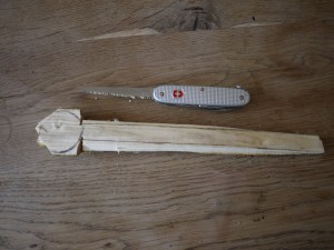Bevor wir schnitzen sägen wir mit dem Taschenmesser. Grob legen wir den Kochlöffel frei. Foto (c) kinderoutdoor.de