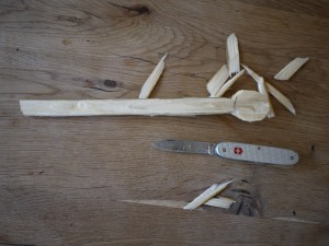 Mit der großen Klinge vom Taschenmesser schnitzen die Kinder den Kochlöffel. Foto (c) kinderoutdoor.de