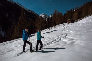 Drei Stunden dauert die Vollmond Schneeschuhwanderung in Osttirol.Die Kinder und Erwachsenen lernen dabei viel über Tierspuren im Schnee und den nächtlichen  Sternenhimmel.  Foto (c) christian riepler
