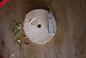 Mit dem Taschenmesser schnitzen: Ein Loch ist in der Baumscheibe.  Foto (c) kinderoutdoor.de