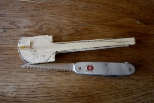 Grob sägt Ihr mit dem Taschenmesser den Sieblöffel aus. Foto (c) kinderoutdoor.de