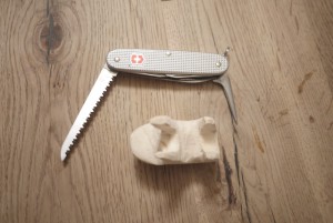 Taschenmesser extrem: Wir sägen und schnitzen den Rohling zurecht.  foto (c) kinderoutdoor.de