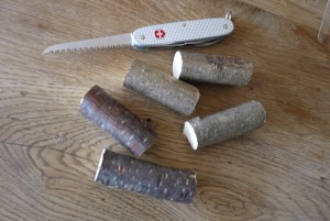 Kinder werken mit dem Taschenmesser und schneiden fünf Stücke vom Astholz ab. foto (c) kinderoutdoor.de