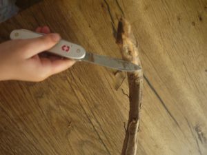Kinder lernen das Schnitzen mit dem Taschenmesser, wenn  sie eine  Wurzeldrachen basteln.  foto (c) kinderoutdoor.de