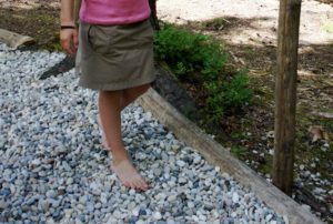 Barfußpfade wie der in Nordhessen am Hohen Meißen, sind bei den Kindern beliebt. Besonders die Passage an der es durch einen Bach geht. foto (c) kinderoutdoor.de