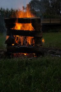 Ein Lagerfeuer machen ist für Outdoorkids ein wunderbares Abenteuer.  foto (c) kinderoutdoor.de