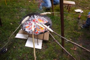 Lagerfeuer machen, aber richtig. Erkundigt Euch zuerst ob Ihr im Garten ein offenes Feuer entfachen dürft.  foto (c) kinderoutdoor.de