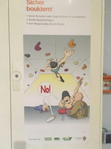 Bouldern mit Kindern in der Halle: Die Alpenverein klären auch mit Plakaten darüber auf, worauf Ihr bitte achten solltet.  foto (c) kinderoutdoor.de